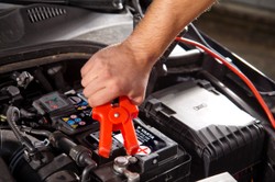 Jak uruchomić auto z kabli? Kolejność jest kluczowa, inaczej grozi wybuch