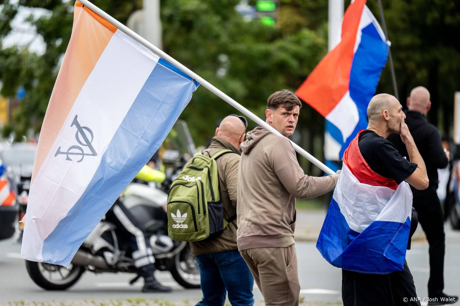 Webshops stoppen verkoop prinsenvlaggen na rellen Den Haag
