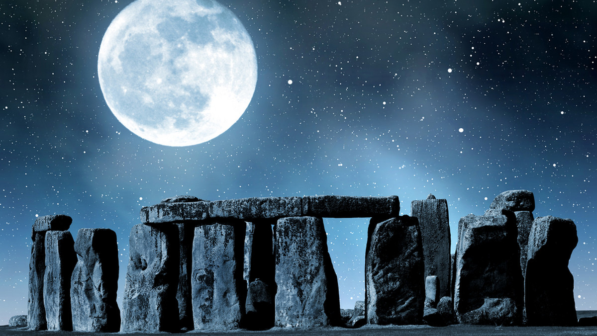 Turyści odwiedzający słynny obiekt megalityczny w Stonehenge dłużej już nie będą zmuszeni do słuchania dobiegającego do ich uszu hałasu ruchu drogowego z pobliskiej trasy przelotowej - informuje serwis AP.