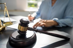 Odwołanie darowizny przez rodzica. Co na to sądy? [PRZYKŁADY]