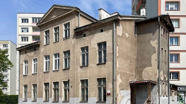Budynek powstał w latach 1870–1872 i był siedzibą polskiego wywiadu kierowanego przez Jana Henryka Żychonia  