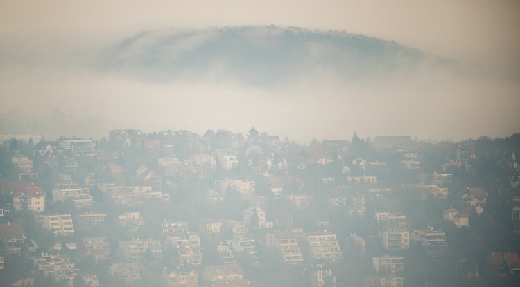 A budai Törökvész városrész látképe a Normafa felől ködös időben 2019. december 19-én