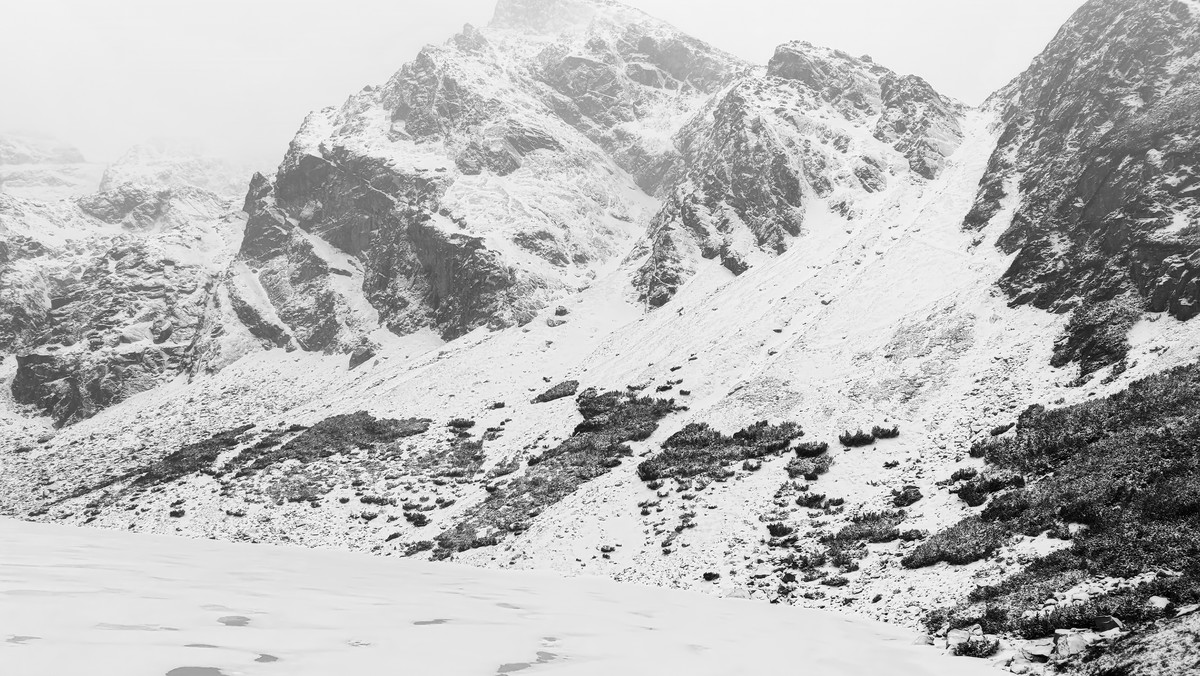 Tatry: Łyżwiarze na Czarnym Stawie. TPN ostrzega przed wchodzeniem na lód 