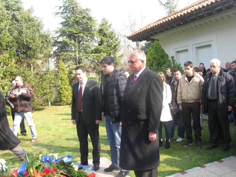 Šešelj sa sinom i Nemanjom Šarovićem