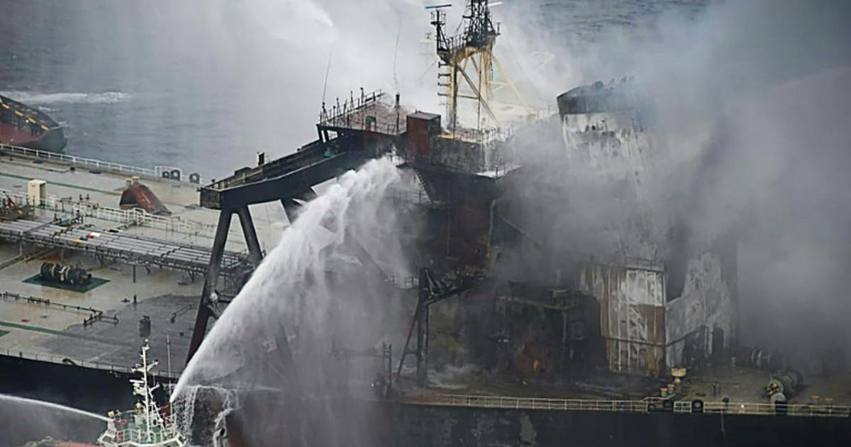 Kilometre-long slick left by burning oil tanker off Sri Lanka, News