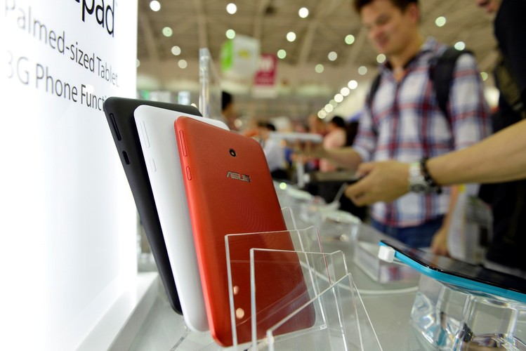 <strong>Asus Fonepad 7 - cena ok. 800 złotych</strong><br /><br />

System operacyjny: Android 4.3 Jelly Bean<br /><br />

Rozdzielczość wyświetlacza: 7 cali, 1280 x 800 pikseli<br /><br />

Procesor: Intel® Atom™ Z2560, 1,6 GHz<br /><br />

Pojemność: 8 GB<br /><br />

Pamięć RAM: 1024 MB<br /><br />

Modem: LTE<br /><br />