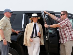 U boku męża tak nie promienieje. Perfekcyjnie wystylizowana Melania Trump pokazała w Egipcie bardzo radosne oblicze. FOTO
