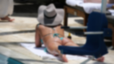 Britney Spears w bardzo skąpym bikini opala się przy basenie. Piękna?