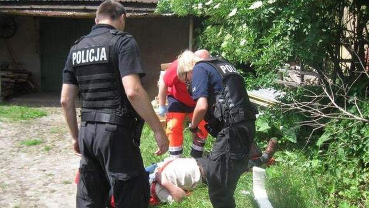 "Gazeta Lubuska": W sobotę w centrum Żar mężczyzna skoczył z balkonu. Spadł na dziedziniec sąsiadującej z budynkiem stolarni. Sąsiedzi, którzy zauważyli zdarzenie, wezwali policję i karetkę pogotowia.
