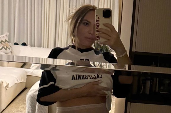 PEVGAČICA (41) PODIGLA MAJICU NEDELJU DANA POSLE POROĐAJA Na svet donela treće dete, pa pokazala stomak (Foto)