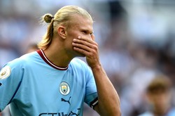 Skradziono rzeźbę Erlinga Haalanda w rodzinnym miasteczku piłkarza