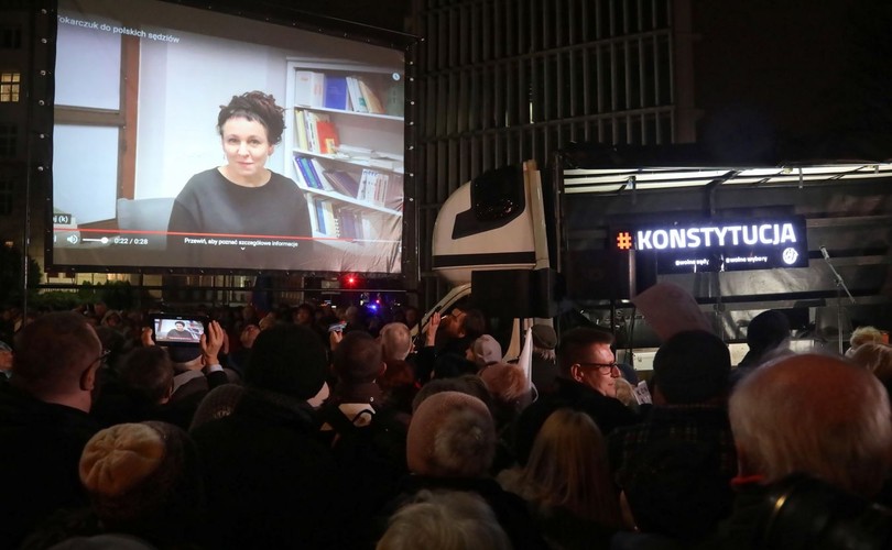 Olga Tokarczuk  przemawia w czasie protestu