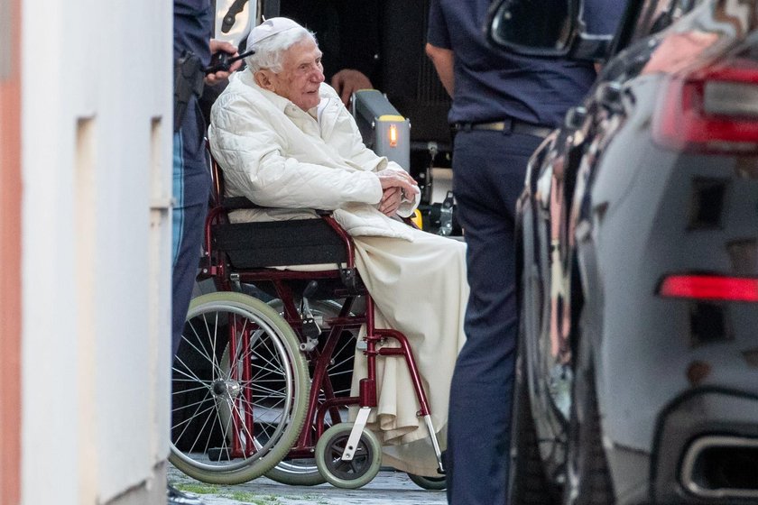 Benedykt XVI pojechał do Niemiec. Odwiedził ciężko chorego brata