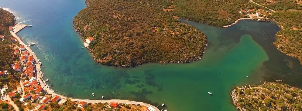 <strong>Fiord, czyli głęboka zatoka</strong>
<br></br>
Królestwo Norwegii to kraj powierzchniowo znacznie większy od Polski. Gdy się rzuci okiem na mapę łatwo zauważyć postrzępioną linię brzegową, która liczy sobie łącznie ponad 20 tysięcy kilometrów. A na każdym niemal kilometrze brzegu można znaleźć fiord.
<br></br>
Fiord to rodzaj głębokiej zatoki, mocno wcinającej się w głąb lądu, często rozgałęzionej, z charakterystycznymi stromymi brzegami, powstałej przez zalanie żłobów i dolin polodowcowych.
<br></br>
Fiordy są charakterystycznym elementem krajobrazu wybrzeży Norwegii, ale nie tylko. Podobne zatoki spotkać można także w Szkocji, na Grenlandii, w Islandii, Nowej Zelandii, na półwyspie Labrador, w Ameryce Południowej, w chilijskiej Patagonii i na amerykańskiej Alasce.
<br></br>