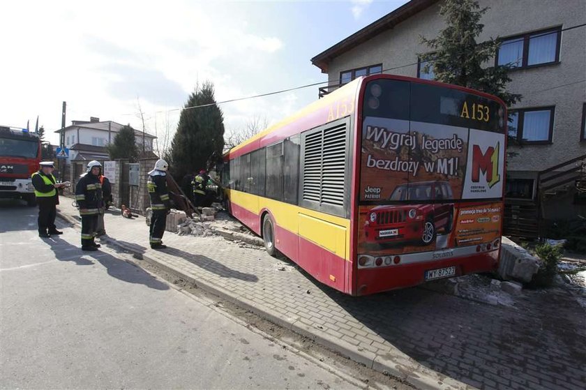 Autobus wbił się w płot. FOTO