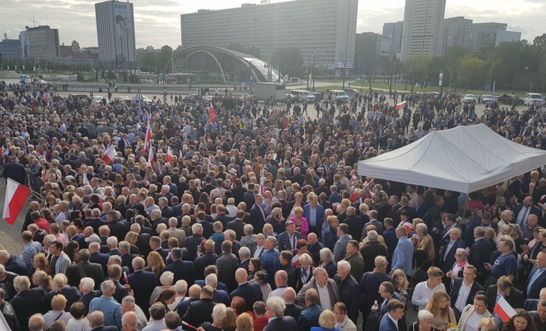 Plac przed Spodkiem po zakończeniu konwencji PiS w Katowicach