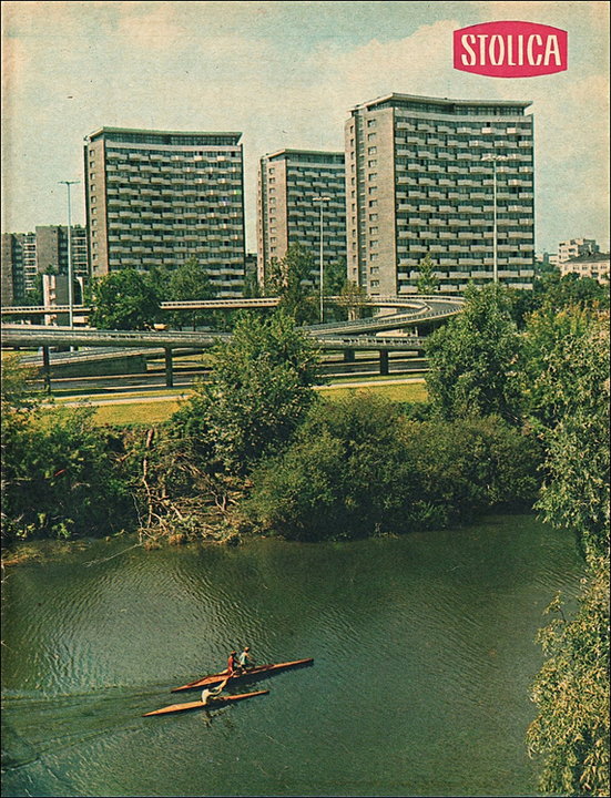 Wisła, w tle estakada Mostu Łazienkowskiego i wieżowce przy Górnośląskiej - zdjęcie (skan) pochodzi z tygodnika Stolica nr 34 (1446) 24.08.1975