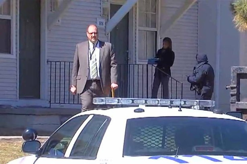 Policijski uviđaj ispred kuće Mičel Bler