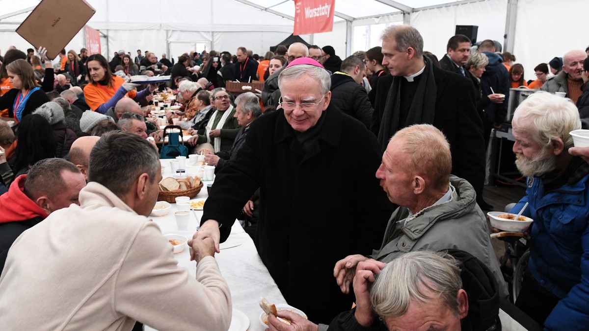 Kraków: Abp Marek Jędraszewski zjadł obiad z ubogimi na Małym Rynku