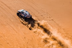 Krzysztof Hołowczyc na trasie Rajdu Dakar zderzył się z innym pojazdem