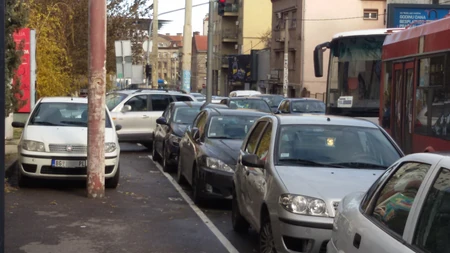 Nepropisno parkirani automobili u Takovskoj ulici