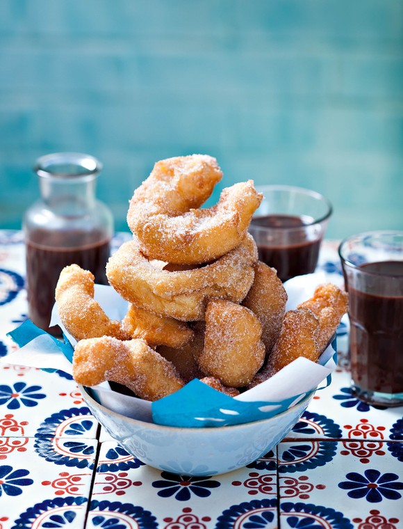 Churros (pączki) z ciepłą czekoladą cynamonową