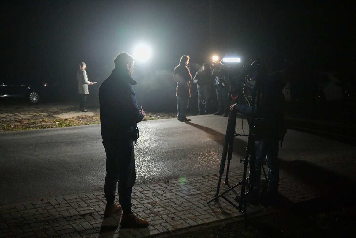 Przewodów, 15.11.2022. Media na terenie miejscowości Przewodów w woj. lubelskim, w nocy z 15 na 16 bm. Na terenie powiatu hrubieszowskiego doszło 15 bm. do eksplozji, która doprowadziła do śmierci dwóch obywateli, służby wyjaśniają okoliczności. Jak podali na konferencji rzecznik rządu i szef BBN, podwyższona zostaje gotowość niektórych jednostek wojskowych i innych służb mundurowych.