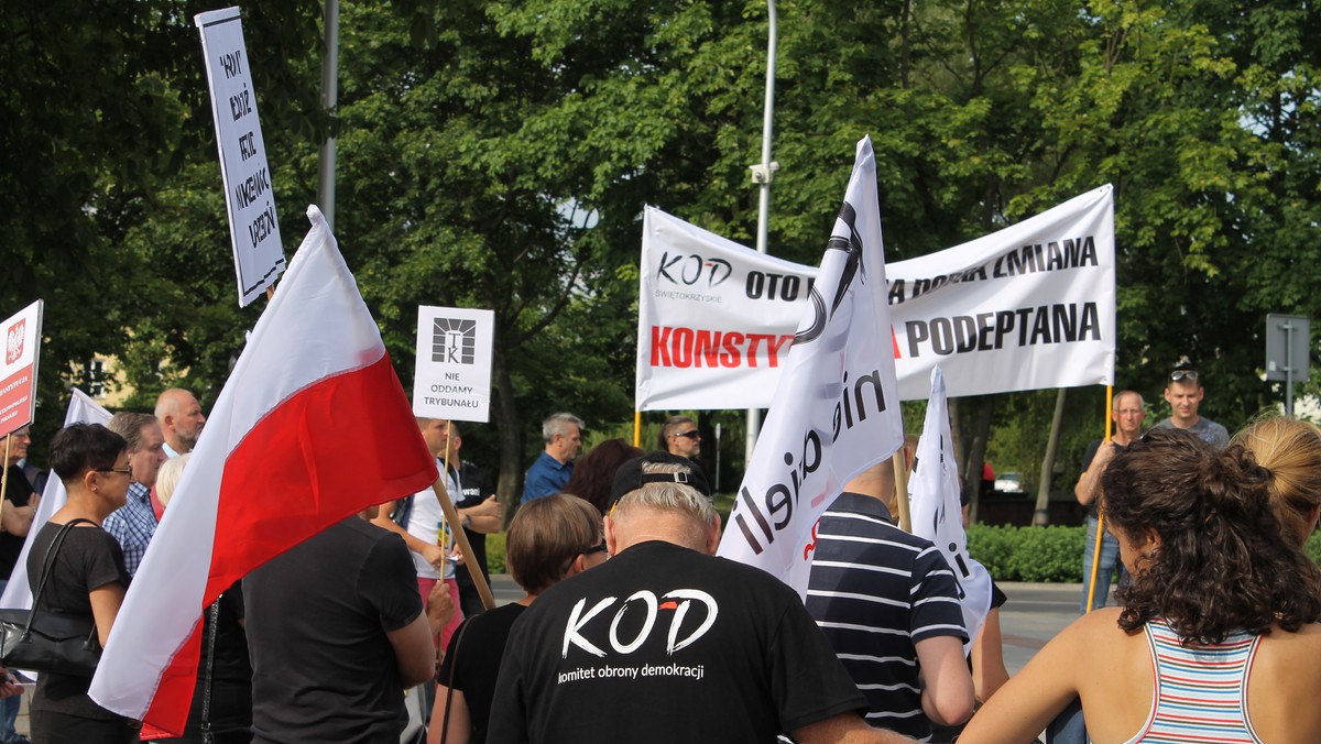 Protest przebiegł spokojnie. Na koniec jego uczestnicy odśpiewali hymn