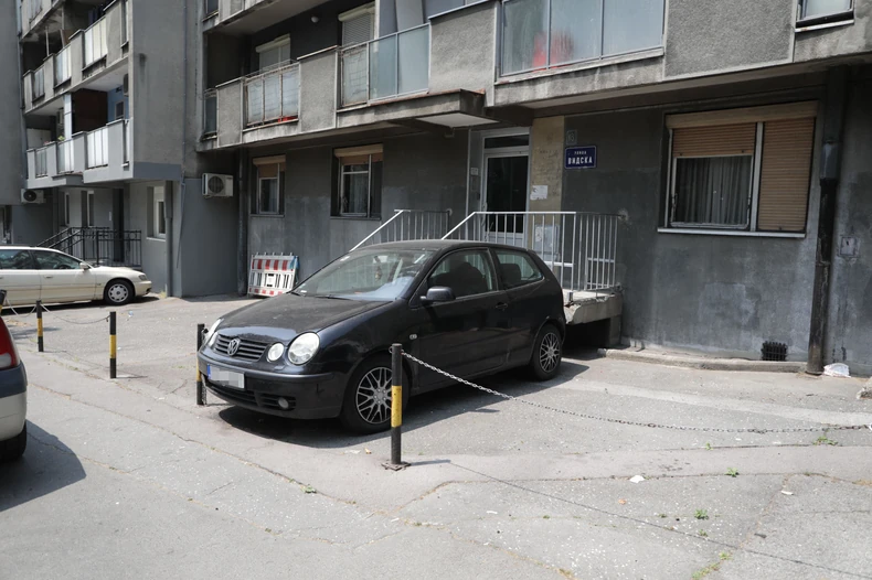 Automobil u koji je metak pogodio hladnjak