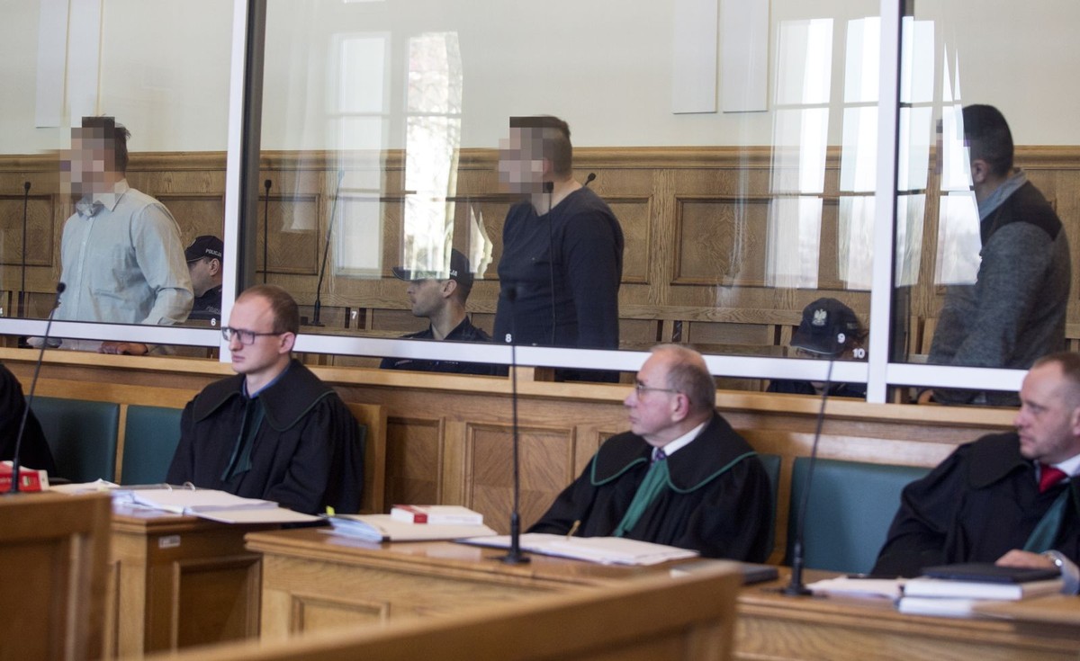 Oskarżeni Krzysztof W. (L), Marek K. (C) i Dariusz D. (P) na sali rozpraw