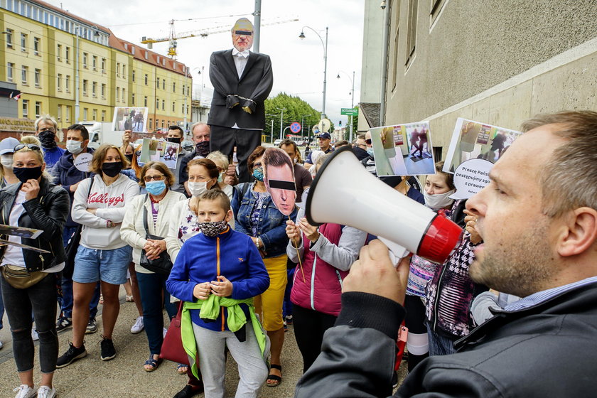 Poszkodowani przez SM Ujeścisko spółdzielcy protestowali przed sądem w Gdańsku