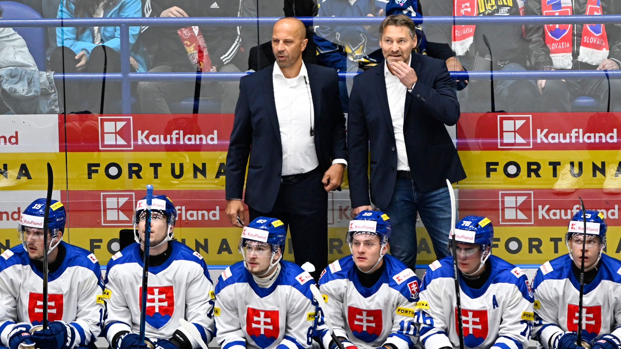 Hlavný tréner Slovenska Vladimír Országh (hore vpravo) a jeho asistent Ján Pardavý. 