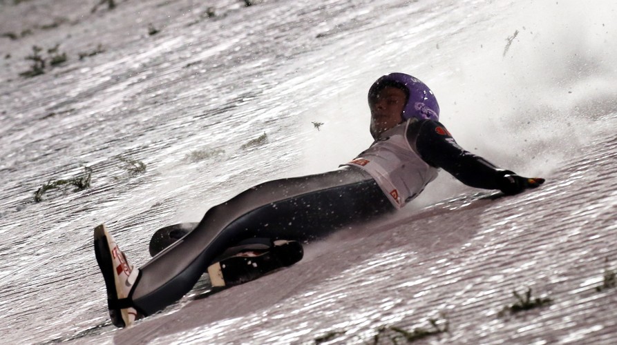 Fatalne upadki na skoczni w Kuusamo. Wellinger i Lanisek trafili do szpitala