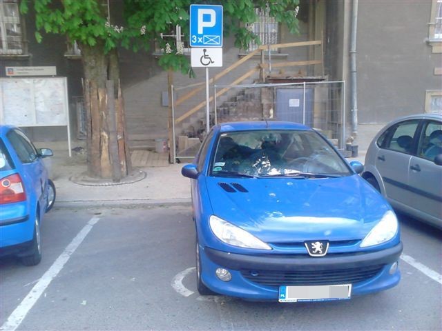 Szczecin. Parkowanie na miejscu dla niepełnosprawnych przez nieuprawnionego kierowcę