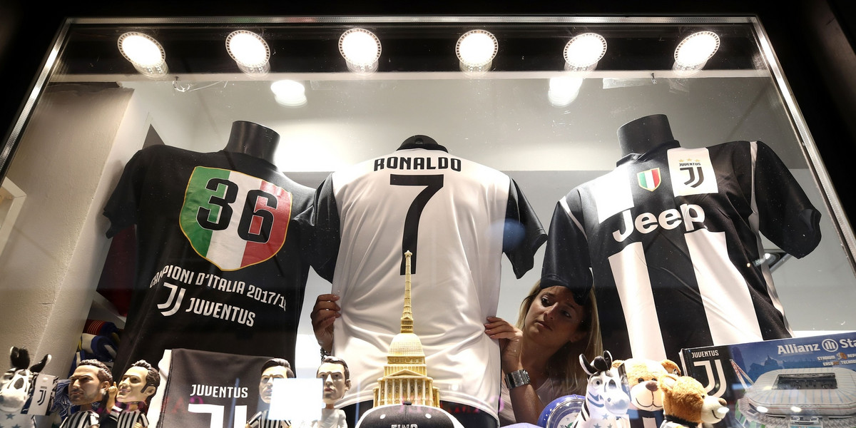 Juventus sprzedał 520 tys. koszulek z CR7 w zaledwie dobę, co daje łącznie ok. 62,4 mln dolarów przychodu. Klub dostanie za to 6-9 mln dol.