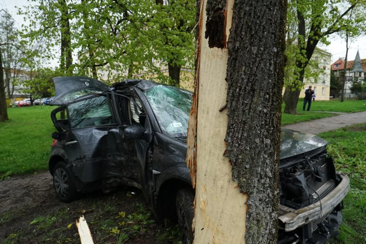 Kobieta roztrzaskała renault na ul. Zientary-Malewskiej w Olsztynie [ZDJĘCIA]