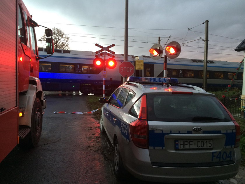 Wypadek na przejeździe kolejowym w Raciborowicach. Samochód osobowy zderzył się z pociągiem osobowym. Ofiary