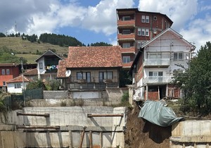 Novi Pazar: Obrušio se potporni zid na gradilištu, povukao i deo kuće