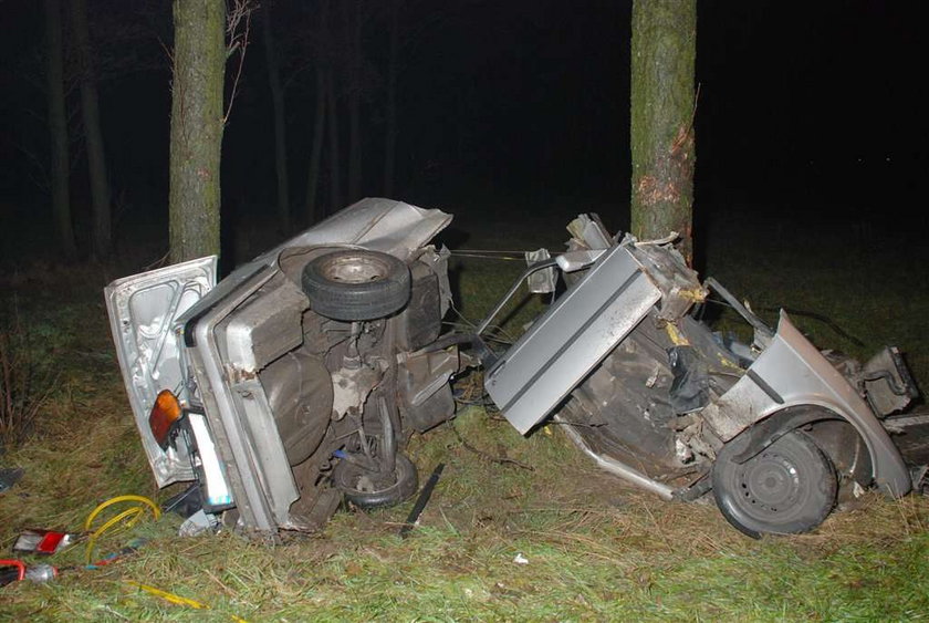 BMW rozpadło się na pół! 2 osoby nie żyją!