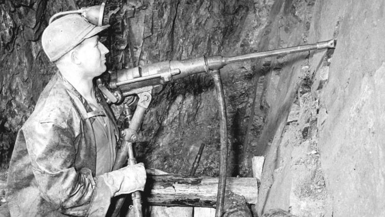 Wyidealizowany obraz – zdjęcie przodownika pracy we wschodnioniemieckiej kopalni należącej do przedsiębiorstwa Wismut, 1957 rok. Foto: Bundesarchiv (licencja CC BY-SA 3.0 DE)