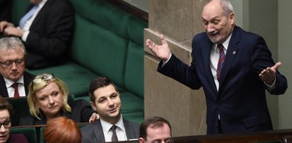 Macierewicz straci MON i weźmie laskę? Kto za niego?