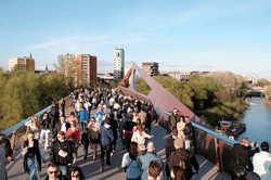 Jest kładka i... jest problem. Trzaskowski: Będę rekomendował, by w weekendy...