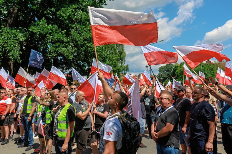 Członkowie tzw. patroli obywatelskich w Zgorzelcu podczas protestu "Stop nielegalnej imigracji"
