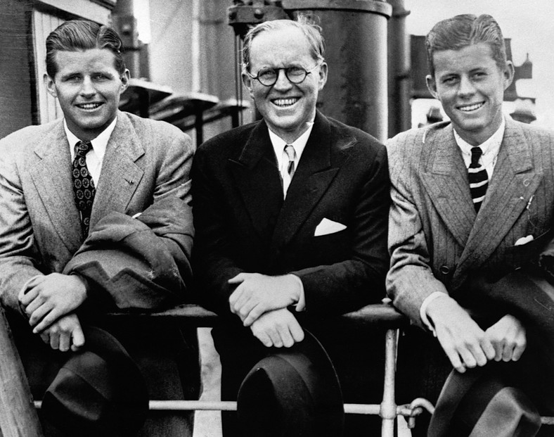 Joseph Jr, Joseph Sr i John Fitzgerald Kennedy, w latach 40.