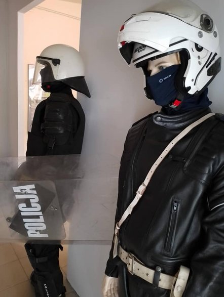 Skórzany mundur dla policjantów na motocyklach oraz ubiór ochronny szturmowy