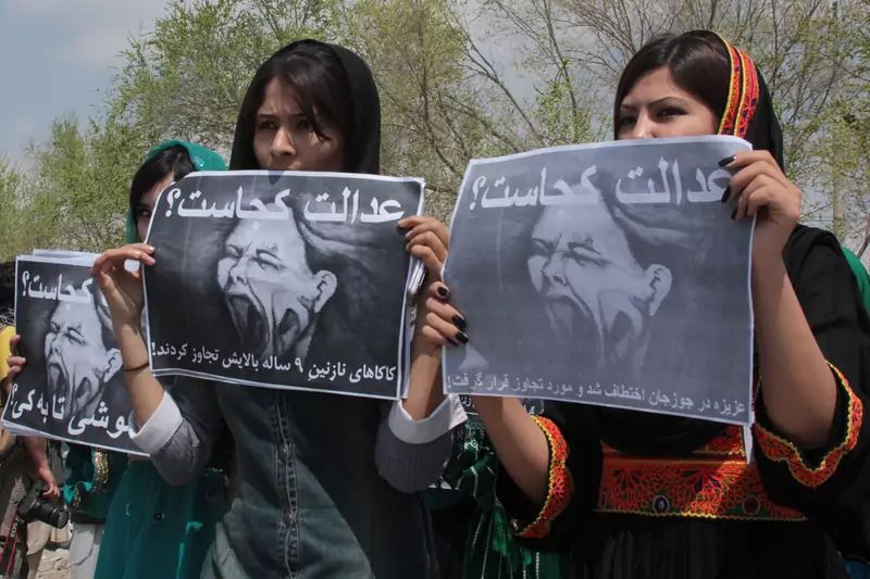Aktywistki z grupy Afghan Young Women for Change (YWC) trzymają plakaty z napisem „Gdzie jest sprawiedliwość?”, biorąc udział w proteście potępiającym przemoc wobec kobiet 14 kwietnia 2012 r. w Kabulu w Afganistanie . Około 30 afgańskich kobiet wyszło na ulice stolicy w odpowiedzi na zabicie pięciu afgańskich kobiet w niecały miesiąc w trzech prowincjach kraju / Majid Saeedi, Getty Images