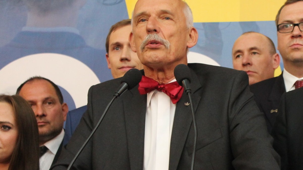 Za naruszenie nietykalności cielesnej funkcjonariusza publicznego odpowie przed sądem Janusz Korwin-Mikke. Do sądu w Warszawie trafił właśnie akt oskarżenia przeciwko niemu, za uderzenie w twarz Michała Boniego. Korwin-Mikke nie przyznał się do zarzucanego mu czynu. - Spoliczkowanie nie jest przestępstwem, a czynnością dehonorującą człowieka – uważa.