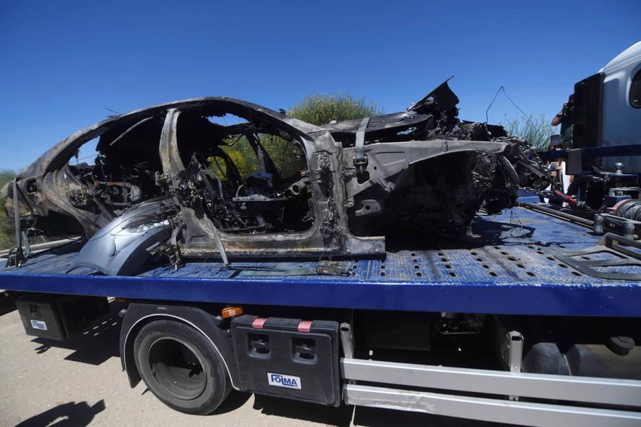 237 km/ó-s sebességgel száguldott, amikor defektet kapott. Szörnyethalt