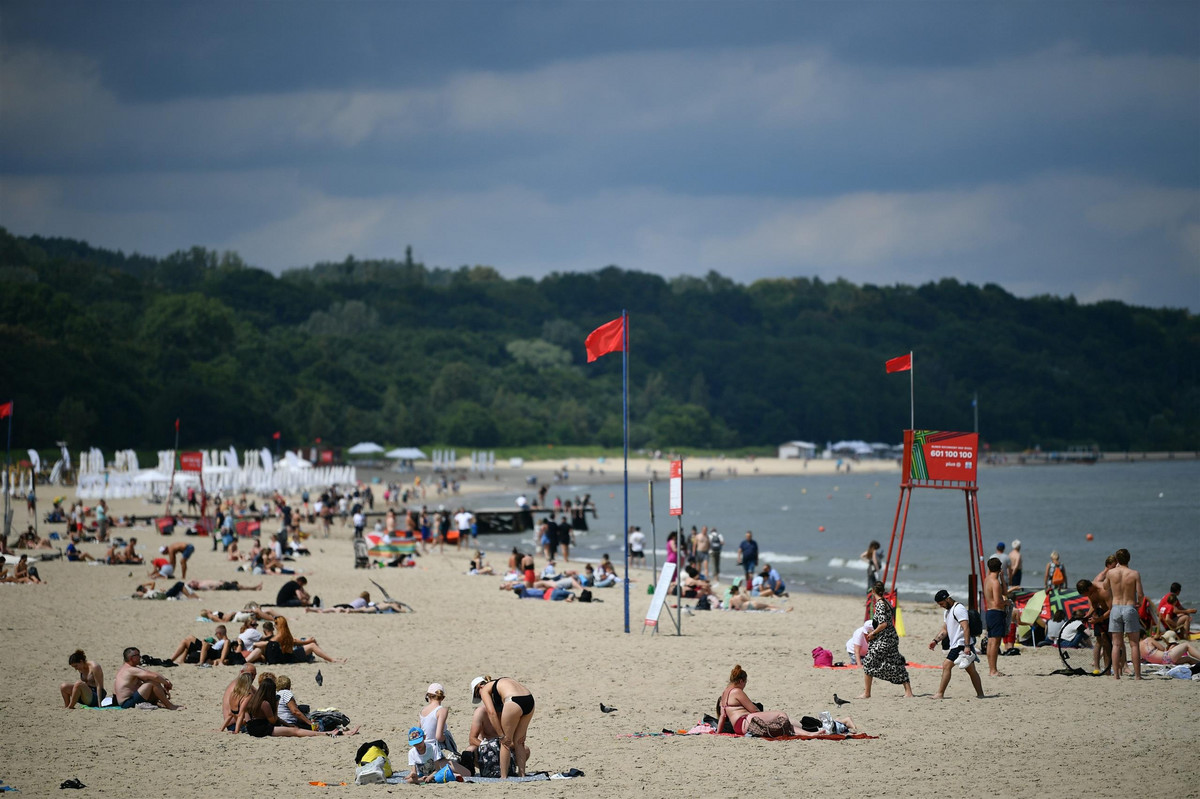 Na plażach czerwone flagi, kąpieliska zamknięto. Ogromne niebezpieczeństwo w wodzie