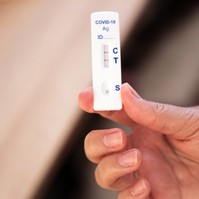 Koronavírus: az omikron BA.5 ellen az oltás vagy a fertőződés általi védelem az erősebb?
